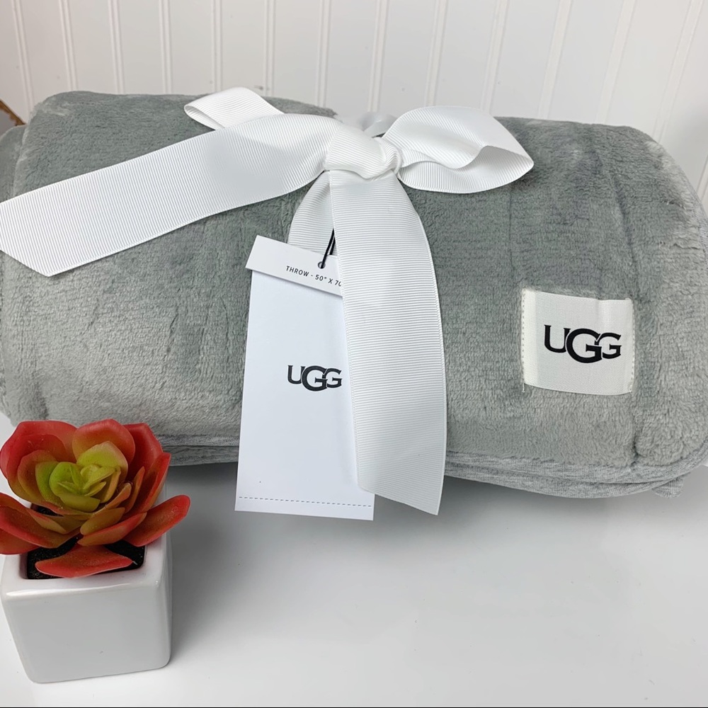 UGG Australia Plush Throw Gray 50”X 70” - Picture 3 of 4